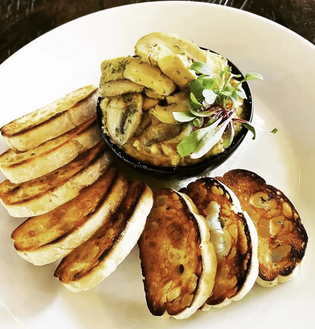 Hummus with mushrooms